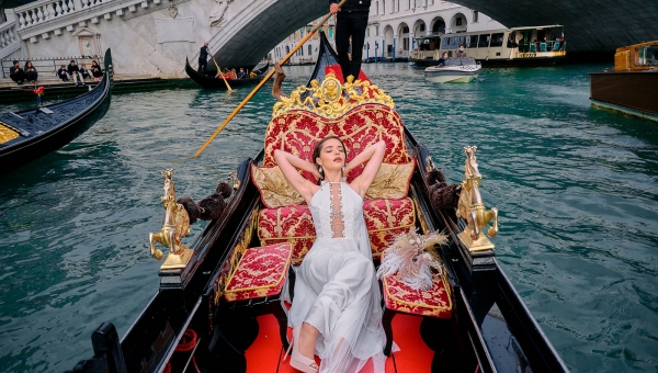 Biżuteria ślubna z piórami i sesja fotograficzna w Wenecji